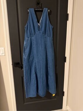 Denim maxi dress with v-neck, side zipper and functional pockets, very soft